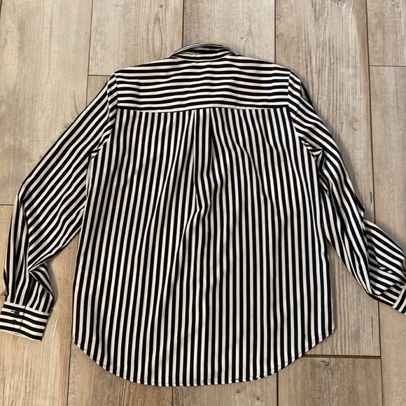 H & M NWT Size 4 Button Up Blouse Women’s - Picture 4 of 5